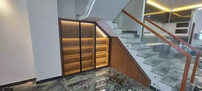 thiết kế tủ rượu dưới gầm cầu thang