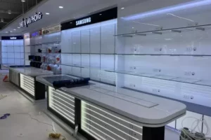 Thi công tủ trưng bày điện thoại gỗ kính sang trọng
